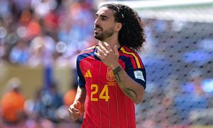Cucurella cho người đưa thư đeo thử huy chương vàng World Cup