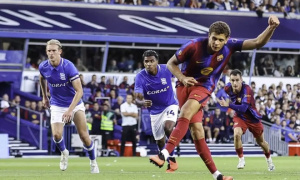 Hamza Abdelkarim giúp Barca có thêm thời gian chờ đợi Julian Alvarez