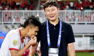 Xuân Mạnh cúi hôn áo may mắn của thầy Kim