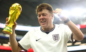 CĐV Anh suýt lỡ chung kết World Cup vì tựa đề một cuốn sách