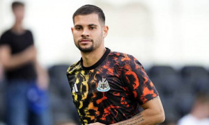 Cú bắt tay cùng thắng của Arsenal và Newcastle vụ Guimaraes