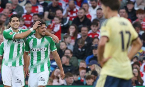 Hàng thủ hớ hênh, Arsenal gục ngã trước Real Betis