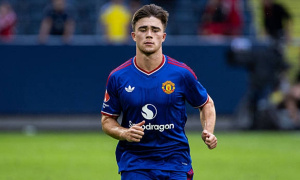 Harry Amass cản bước Man Utd mua Lewis Hall