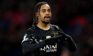 Chỉ trích PSG tống tiền, Owen kêu gọi Liverpool từ bỏ Barcola