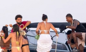 Rashford tiệc tùng cùng dàn người đẹp trước ngày về Man Utd