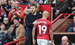 Carrick giải phóng Amad, kích hoạt Mbeumo ở MU