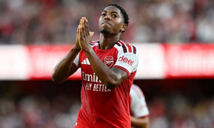 Fan Arsenal bối rối vì màn ăn mừng xin lỗi của Lewis-Skelly