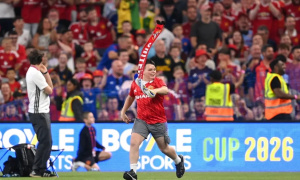 Trận MU và Leeds khép lại sớm do fan tràn xuống sân