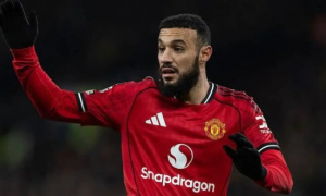 Ghi điểm với Carrick, Mazraoui phả hơi nóng lên vị trí Dalot