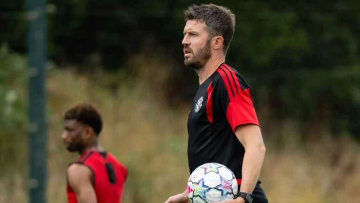 Carrick muốn MU tìm con đường riêng đấu Man City và Arsenal