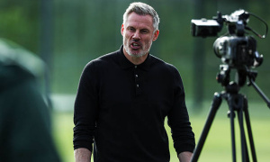 Jamie Carragher sốc với quyết định của Arsenal