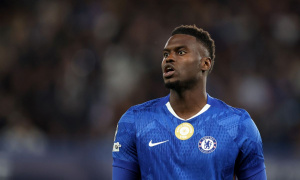 Badiashile có mặt tại Napoli, chuẩn bị chia tay Chelsea