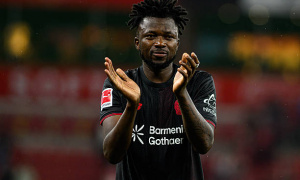 Tapsoba là lời giải cho cơn đau đầu của Chelsea và MU