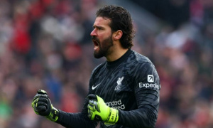 HLV Iraola thừa nhận Alisson khó đeo băng thủ quân Liverpool