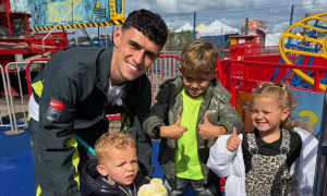 Phil Foden gây sốt khi đưa gia đình đi nghỉ mát bình dân