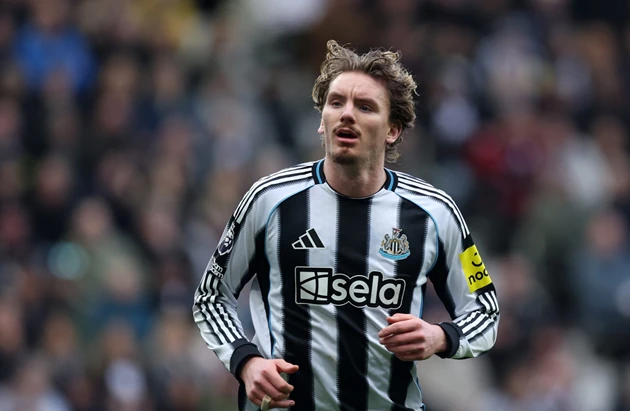 Crouch tin Newcastle thua Liverpool vì chính sách 'bán máu'