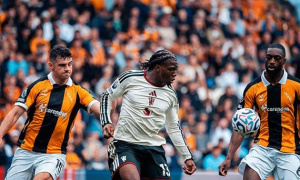 Schmeichel chê hai sao MU phòng ngự cẩu thả trước Hull