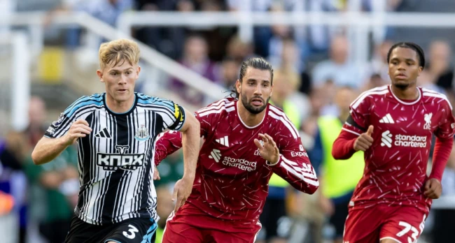 Carragher dùng từ điên rồ chỉ trích hàng tiền vệ Liverpool