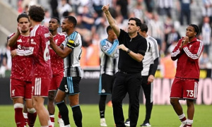 Liverpool giật lại một điểm và bài toán cho Iraola