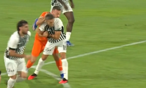 Cựu sao Arsenal Leandro Trossard bị tát ngay trên sân cỏ