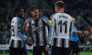 Cú đúp của Barnes giúp Newcastle nhọc nhằn hạ West Brom tại EFL Cup