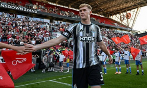 Bryan Robson khuyên Man Utd chi tiền mua Lewis Hall