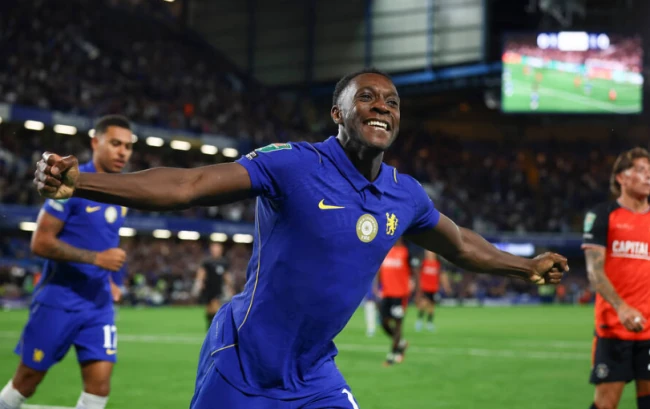 Danny Welbeck nổ súng đưa Chelsea vào vòng 3 Carabao Cup
