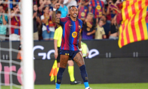Flick khẳng định Raphinha là số 9 hoàn hảo của Barcelona