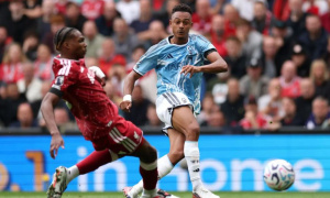 Warnock chê Liverpool phòng ngự như bóng đá U10