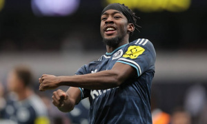 Elanga tái hiện màn ăn mừng thương hiệu của Thierry Henry trước Tottenham