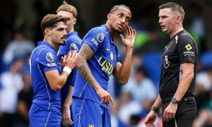 Trọng tài Michael Oliver mất liên lạc trong trận Chelsea thắng Brighton