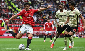 Fan bất bình vì VAR bỏ qua lỗi chạm tay của Harry Maguire