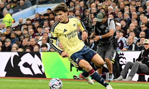 Neville không bất ngờ khi tân binh Arsenal bị thay ra