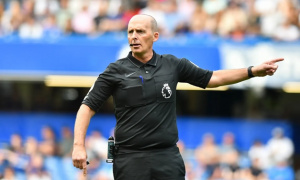 Mike Dean bị chỉ trích vì thừa nhận trò chơi ngầm tại Ngoại hạng Anh