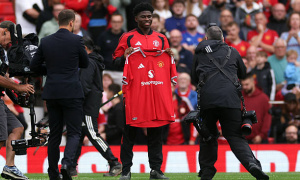 Carrick hé lộ thời điểm Carlos Baleba ra mắt MU