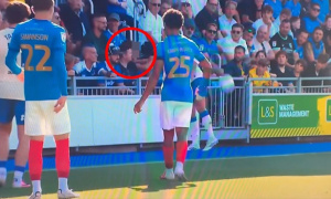 Cựu sao Arsenal bóp cổ fan nhí trên khán đài, đối mặt án phạt cực nặng