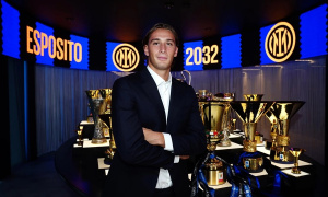 Esposito gia hạn với Inter, Arsenal và MU vỡ mộng