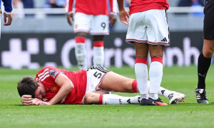 Maguire bị đau sau pha va chạm mạnh với cầu thủ Everton