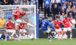 Người cũ Arsenal lập siêu phẩm, MU đánh rơi chiến thắng trước Everton