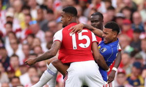 Bàn thắng của Arsenal bị ví như pha bóng bầu dục