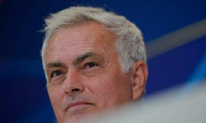 Mourinho thích thú nhận quà vòi phun nước trước trận gặp Inter