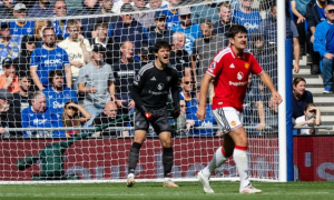 Gary Neville chỉ trích sự chủ quan của hàng thủ MU