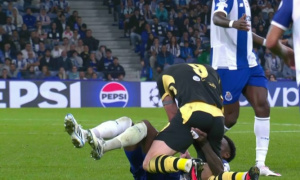 Haaland vật lộn với đối thủ sau khi lập cú đúp cho Man City