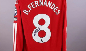 Áo đấu trận Bruno Fernandes lập hat-trick được MU bán với mức giá khó tin