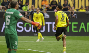 Dortmund đè bẹp Paderborn bằng siêu phẩm của Nmecha