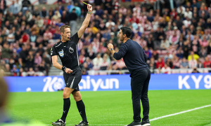 Cố ôm trọng tài bất thành, Mikel Arteta nhận thẻ vàng hài hước