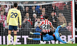 David Raya gọi pha cản penalty là khoảnh khắc bước ngoặt