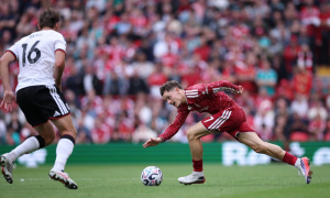 Lối chơi cường độ cao đang bào mòn đôi chân Liverpool