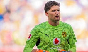Real Madrid được mời mua Gregor Kobel thay Courtois