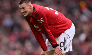 Thua derby Manchester, Neville chỉ trích quyết định dùng người của Carrick